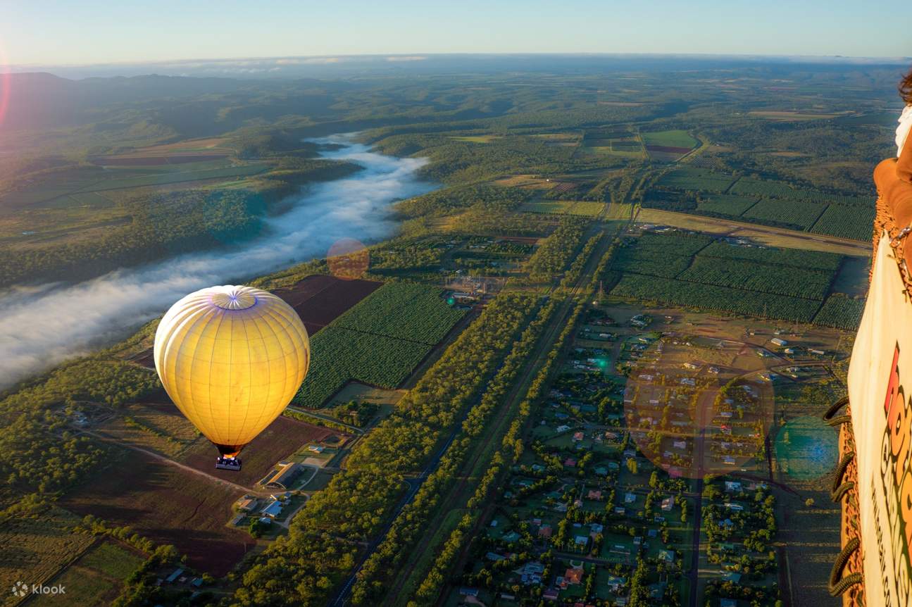 Nikmati pemandangan menakjubkan dari atas balon udara di atas Port Douglas